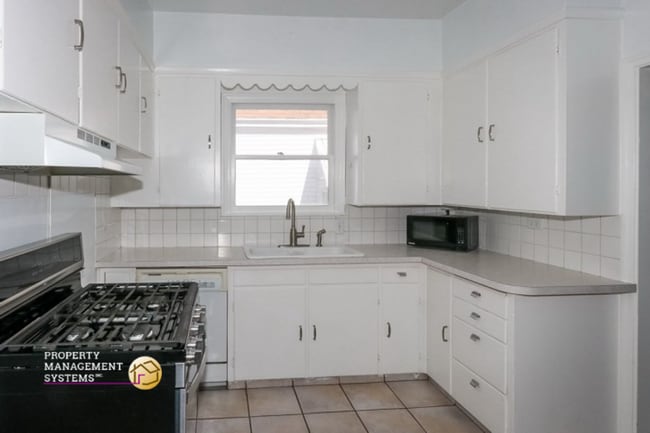 Building Photo - 4 Bedroom Home in Salt Lake City!