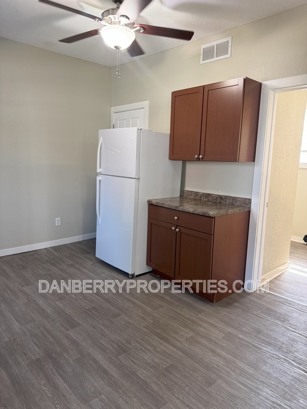 Building Photo - 425 N Cory St
