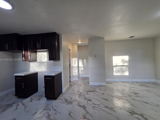 Foto del edificio - 295 NW 48th St