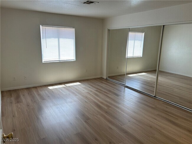 Foto del edificio - 6553 McRae Ave