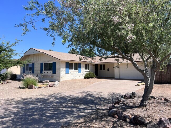 Foto del edificio - 3015 E Desert Cove Ave
