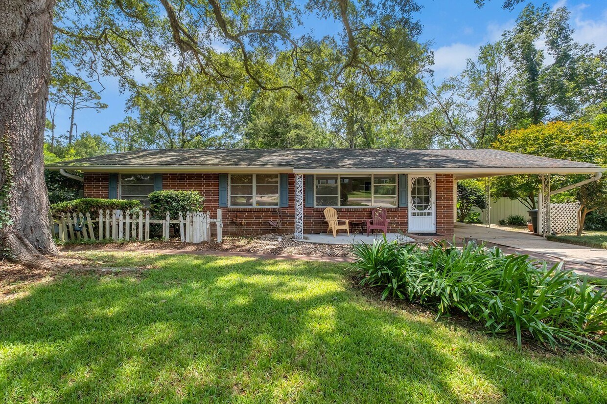 Foto principal - Stunning 3 Bedroom 2 Bathroom Mid-Century ...