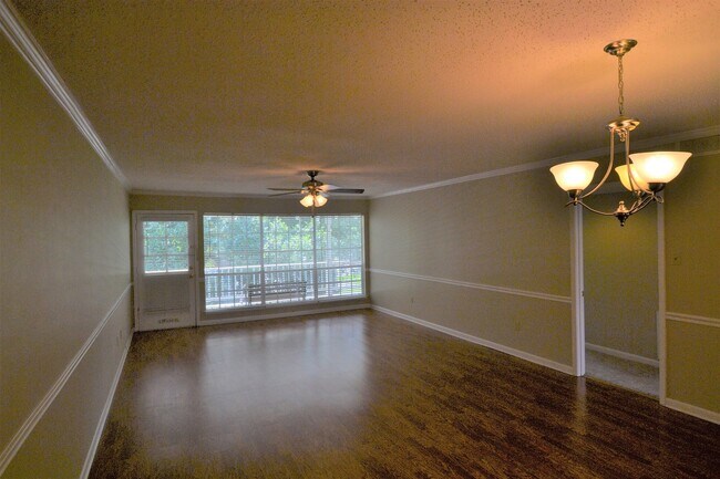 Foto del edificio - Gated Community!  2 bedroom, 2 bath Condo is excellent location off Jefferson Hwy