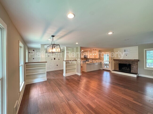 Building Photo - 381 Lynne Cir