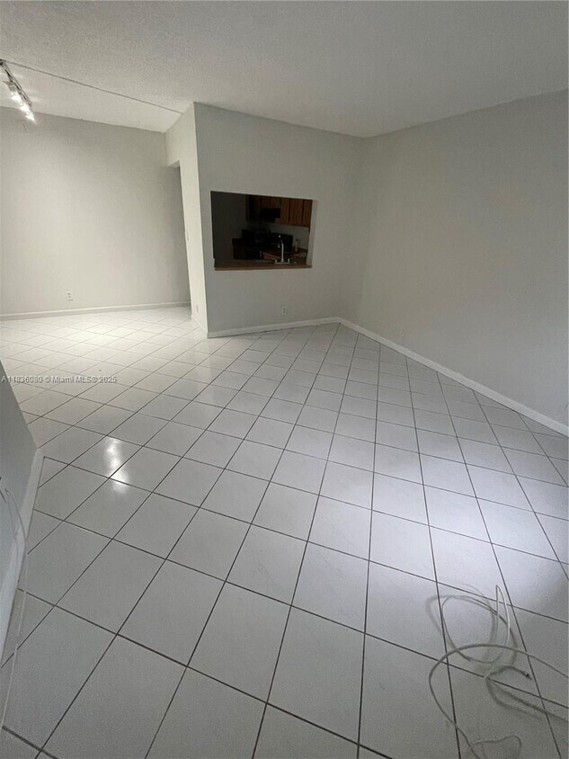 Foto principal - 10041 Winding Lake Rd
