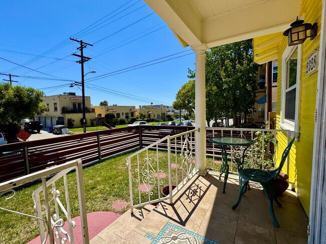 Building Photo - Charming Upgraded 2 Bedroom Cottage w/Cent...