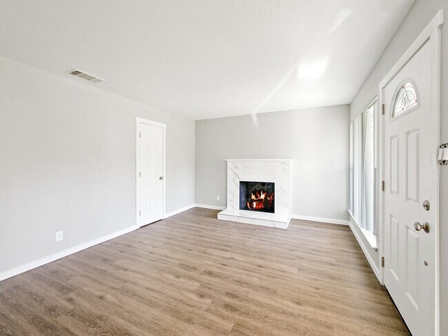 Building Photo - Beautifu 2 beds 2 baths Duplex!!!