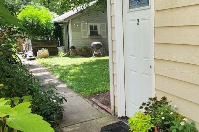 Private side entrance inside fenced-in backyard - 2018 Lake St