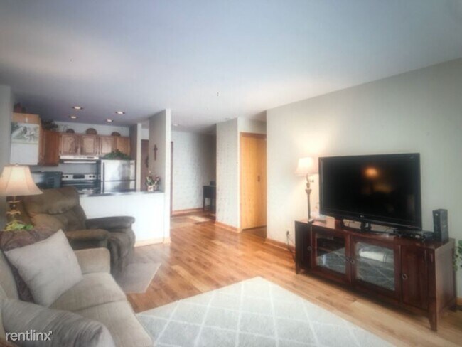 Building Photo - 1 br, 1 bath Condo - 5820 Oakwood Dr. 2E U...