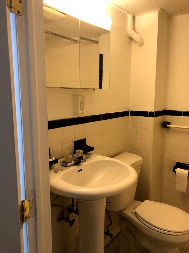 Bathroom - 15 Crown Ter