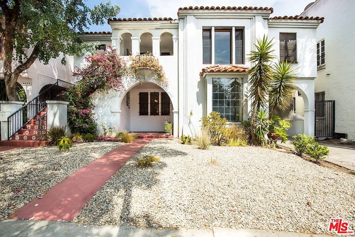 Foto principal - 806 N Sweetzer Ave