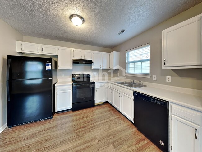 Foto del edificio - 17317 Pine Wood Ln