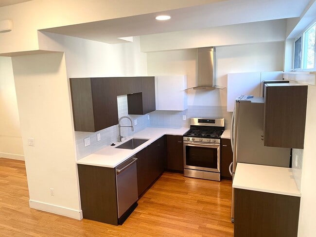Building Photo - Special move in offer townhome for rent ne...