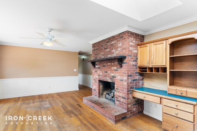 Building Photo - Spacious West Asheville Home with Dual Kit...