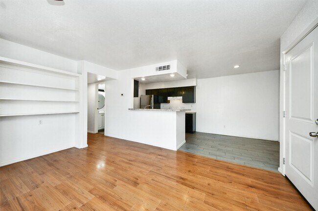 Foto del edificio - 12905 Woodforest Blvd