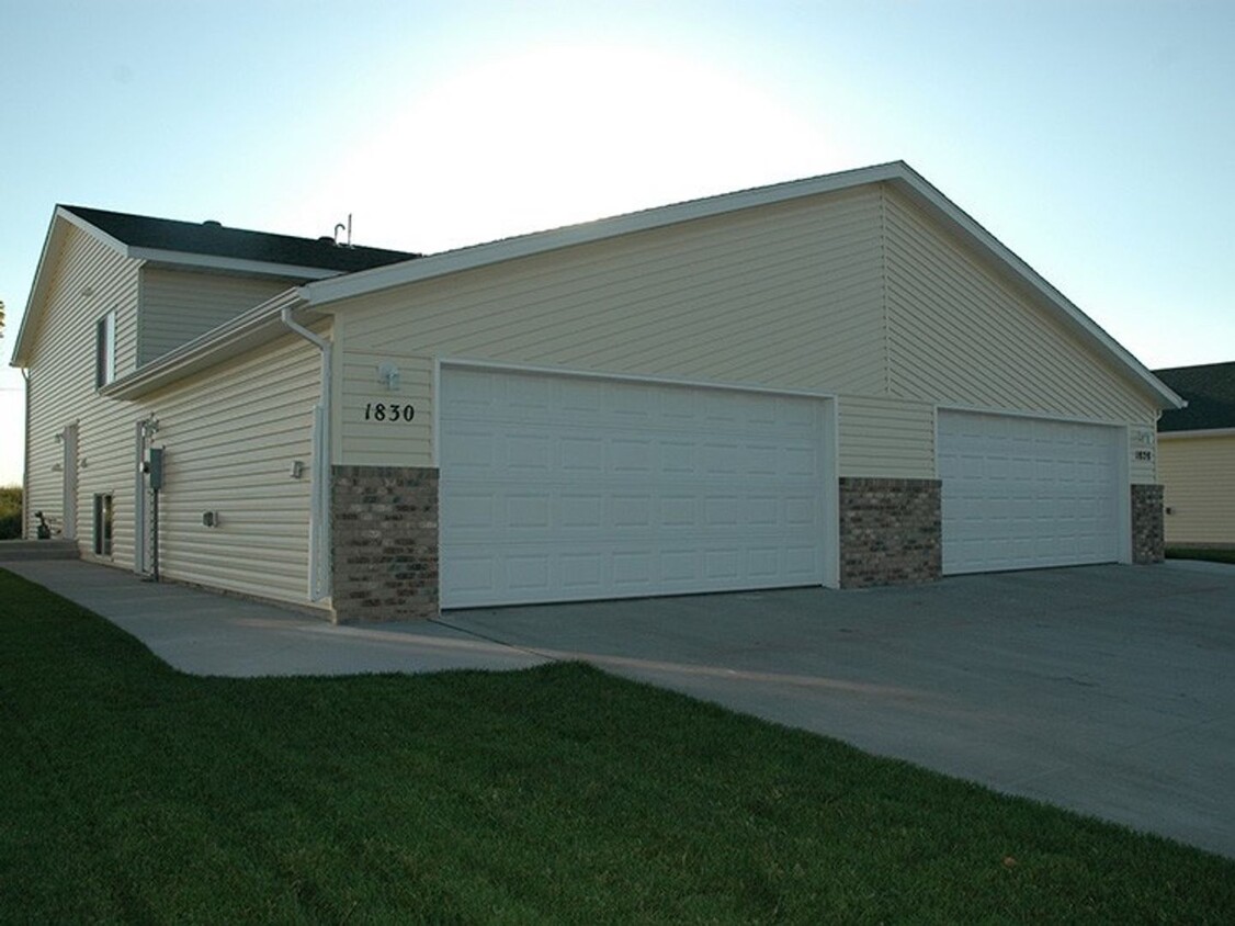 Foto principal - 3 Bed 2 Bath Twin Home