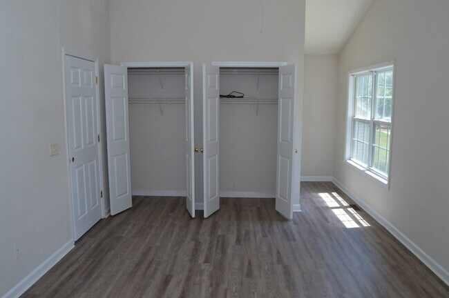 Foto del edificio - Available Now! Move in Ready!