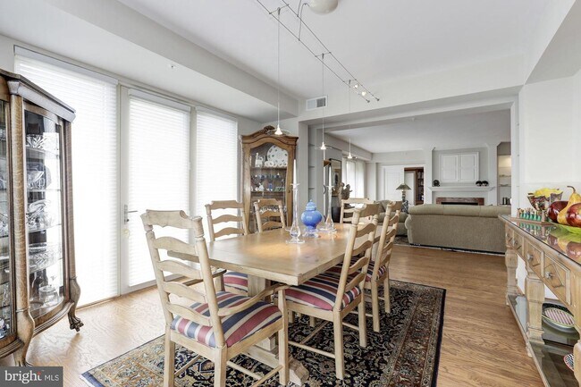 Foto del edificio - 4821 Montgomery Ln