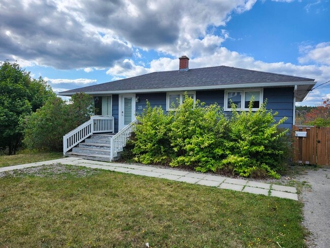 Building Photo - 35 McLaughlin Crescent