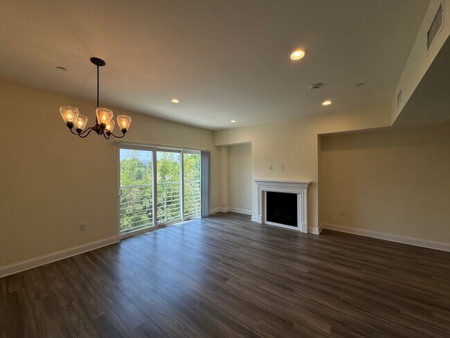 Building Photo - 14934 Burbank Blvd