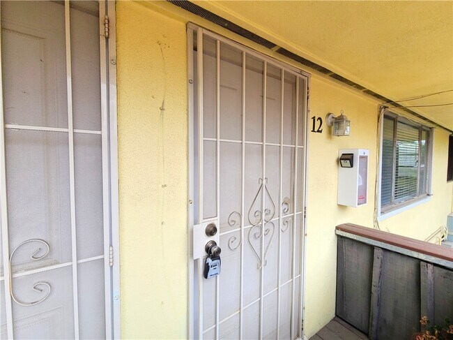 Foto del edificio - 12 W Cypress Ave
