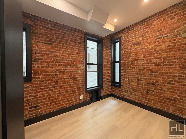 Building Photo - MOTT ST.