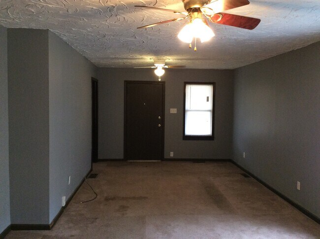 Building Photo - Southeast Side - 2 Bedroom home