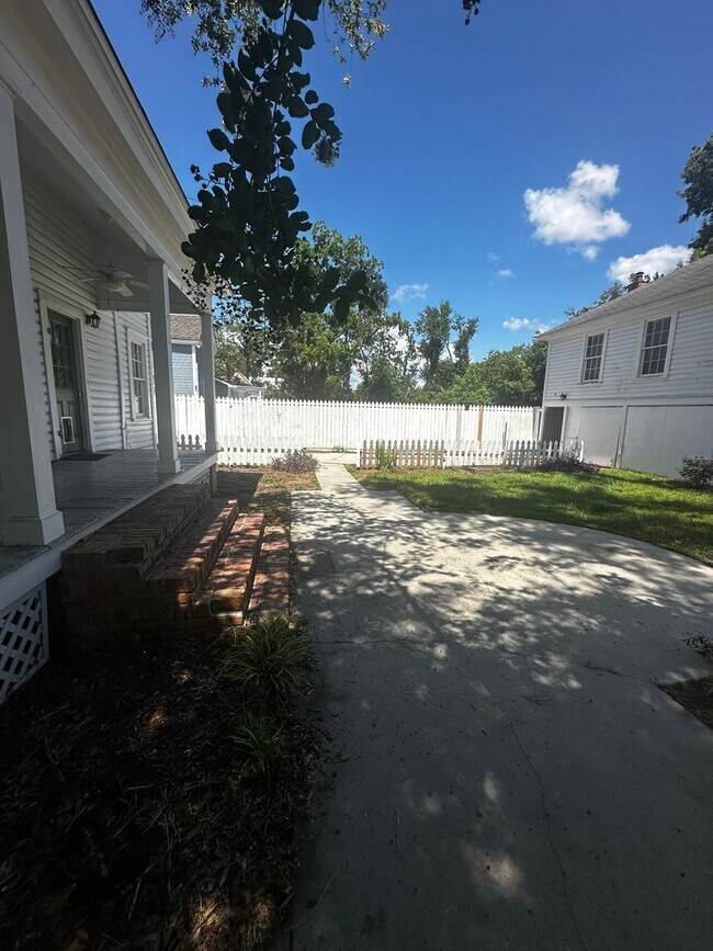 Building Photo - 1 Bedroom 1 Bath Apartment in the Heart of...