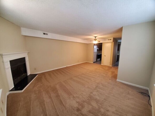 Building Photo - 2 Bedroom Town-home Near Furman University