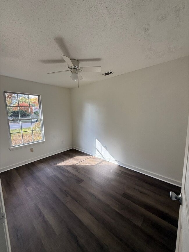 Building Photo - 3 Bed 1Bath- Storage Shed- Fenced