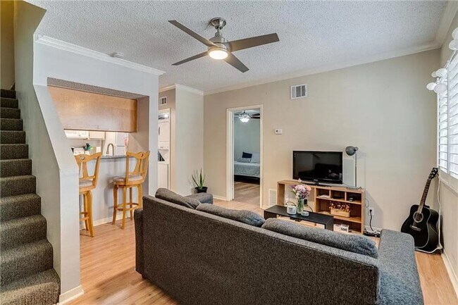 Foto del edificio - 2510 San Gabriel St  (1003 W 26th St.)