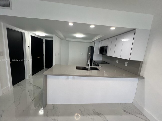 Building Photo - 1301 NE Miami Gardens Dr