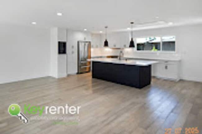 Building Photo - Newer Energy Efficient Luxury Townhouse in...