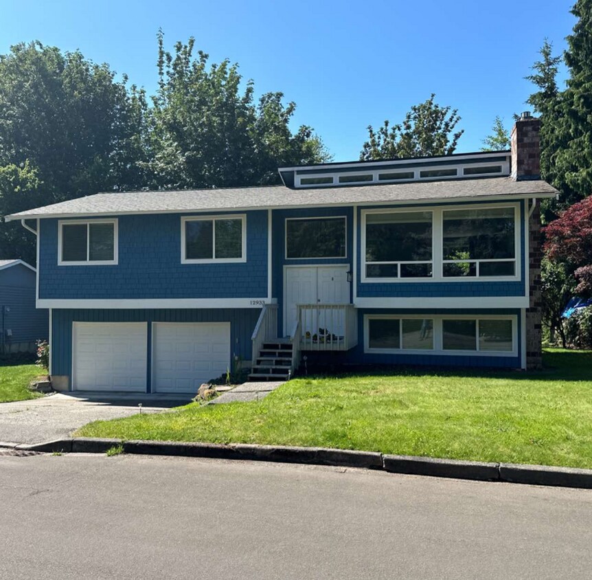 Foto principal - Remodeled 3 Bedroom Kirkland Home