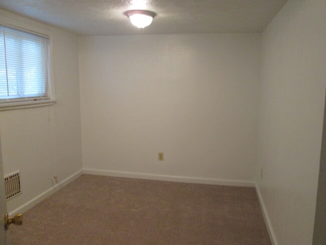 Building Photo - 115 E Montrose St