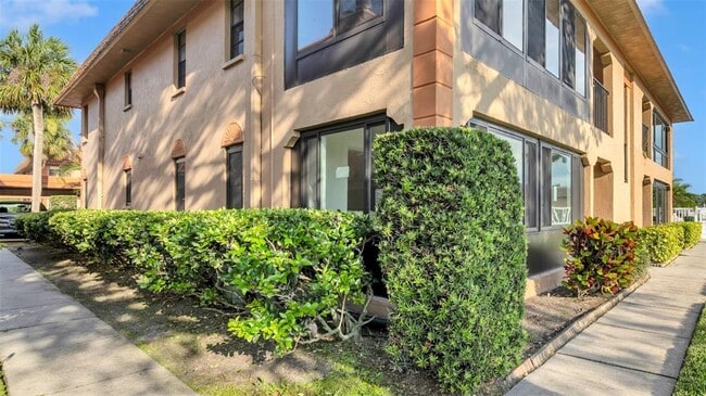 Building Photo - 10192 Seminole Island Dr