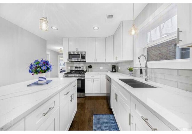 Foto del edificio - 3721 Clarence Ave