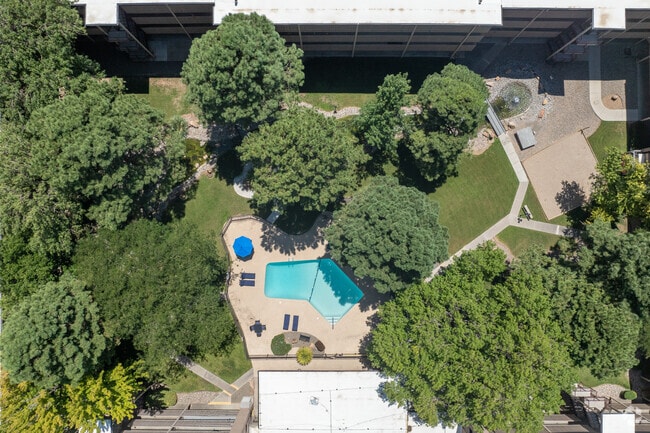 Courtyard View - Sunset Pointe