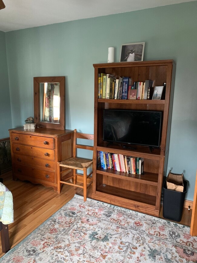 Estantería con televisor - 421 Oakhill Ave
