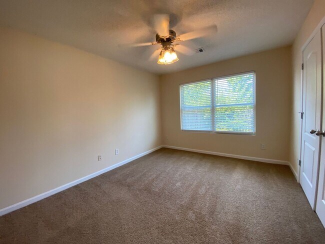 Foto del edificio - PRE-LEASING FOR AUGUST 2 2026! FENCED IN BACK YARD! 1/2 Off Deposit!