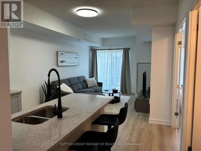 Photo du bâtiment - 550 N Service Rd