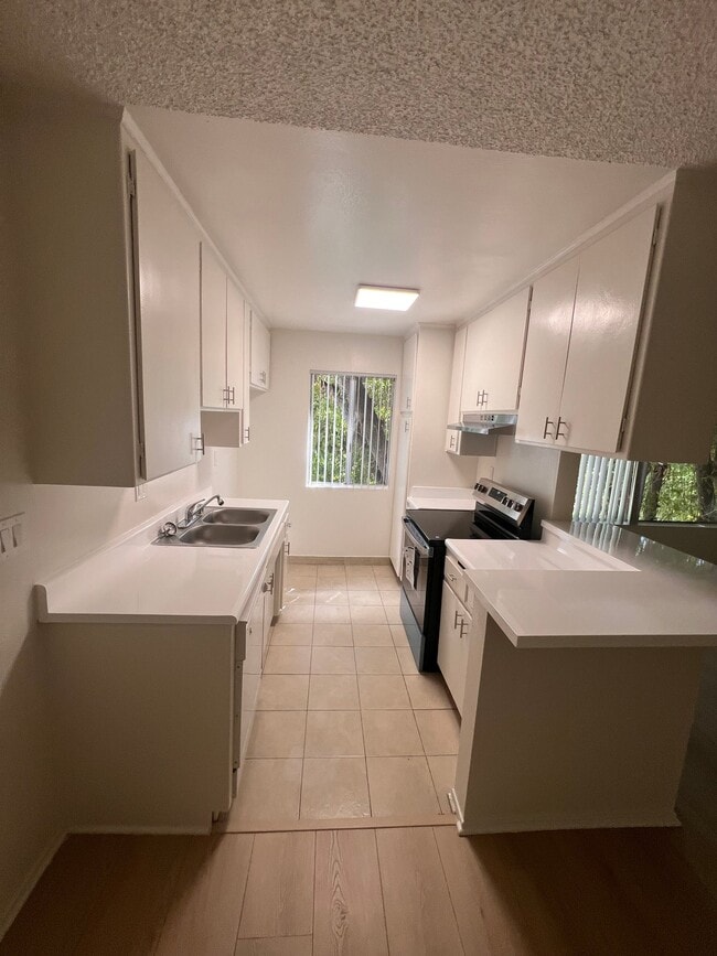 Foto del edificio - 4424 Woodman Ave