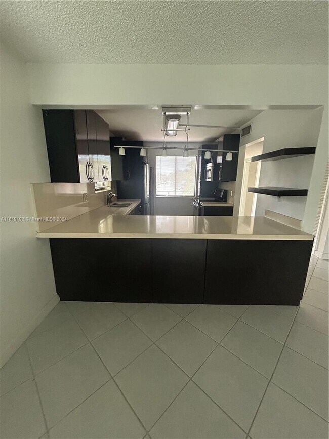 Foto del edificio - 235 Lakeview Dr