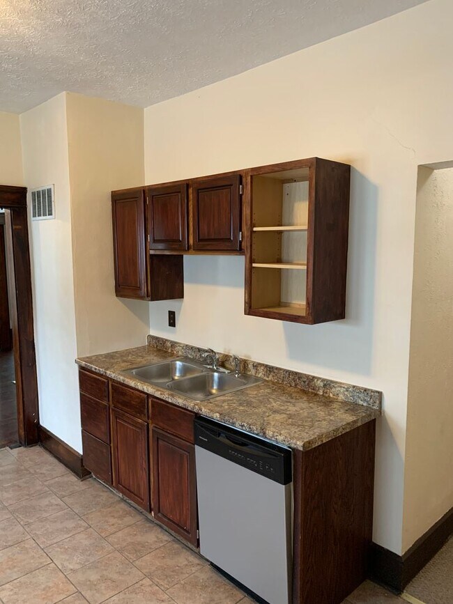 Foto del edificio - Great 4 Bed Home! Charming Original Wood F...
