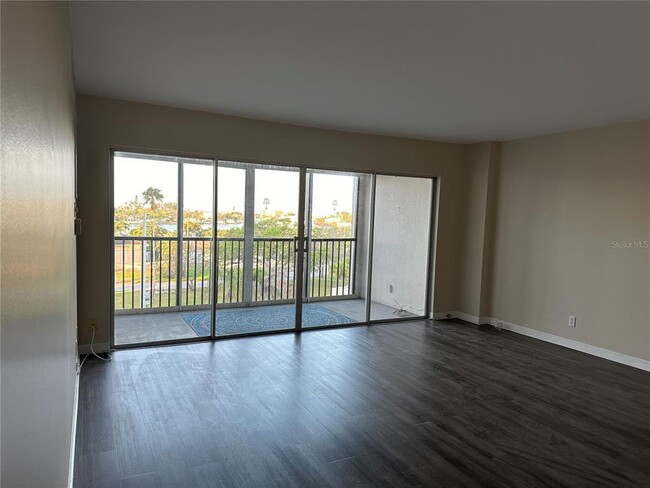 Foto del edificio - 10355 Paradise Blvd