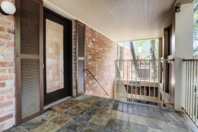 Building Photo - 636 Augusta Dr