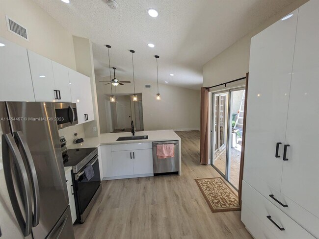 Building Photo - 1264 Willow Dr