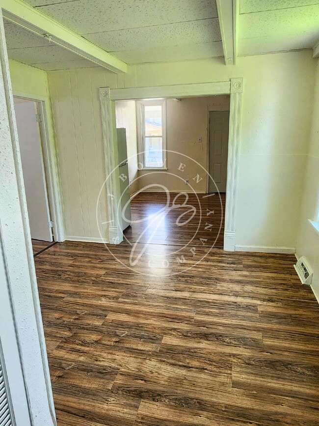 Building Photo - Spacious 2 Bed Home Minutes from Downtown Toledo