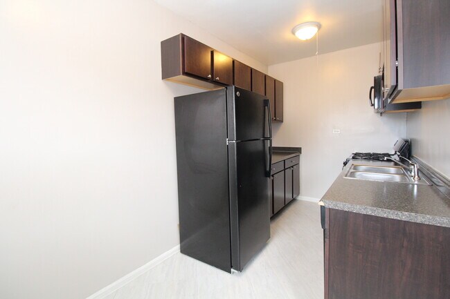 Building Photo - 3935 W Diversey Ave