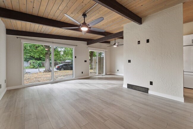 Foto del edificio - 4 bed/ 2 bath rental